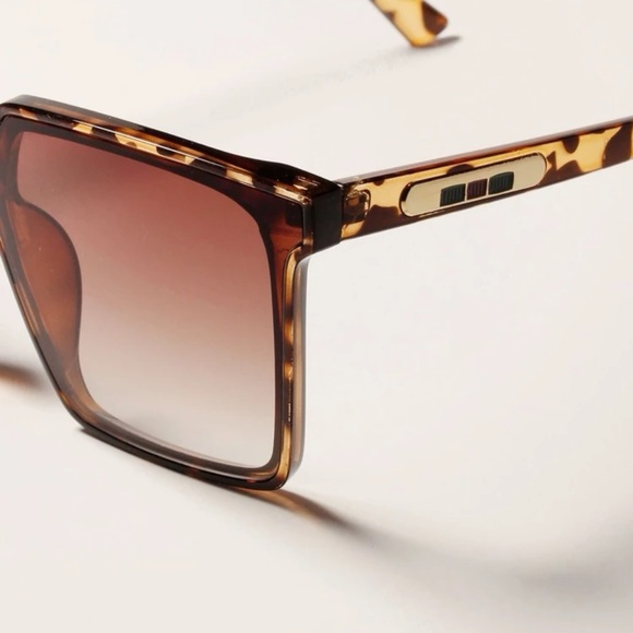 Oversized Sunglasses - Picture 2 of 3